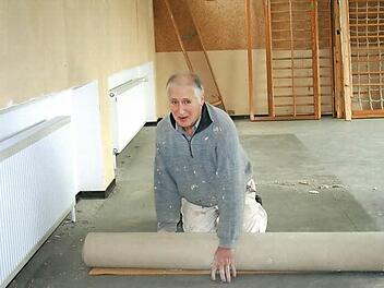 Erwin Grom, gelernter Verputzer und jetzt im Ruhestand, arbeitet samstags und oft auch unter der Woche in der alten Schule, um anstrengende Arbeiten zu erledigen. Sein Kommentar: "Weil's gemacht werden muss." Fotos: Gabriele Sell