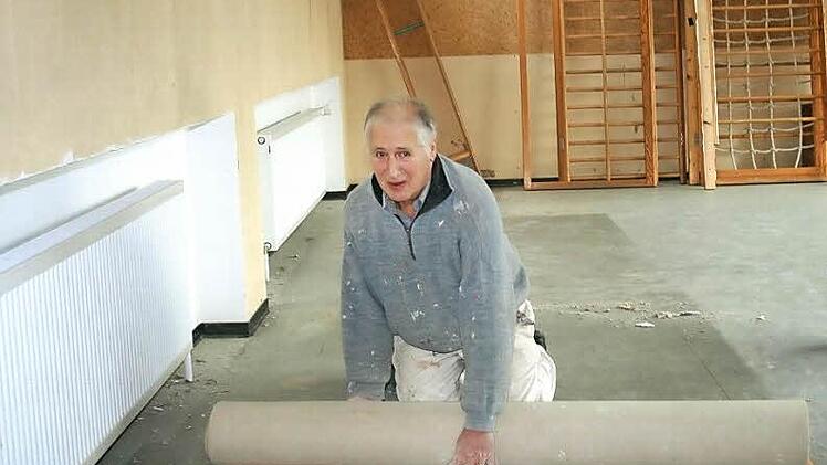 Erwin Grom, gelernter Verputzer und jetzt im Ruhestand, arbeitet samstags und oft auch unter der Woche in der alten Schule, um anstrengende Arbeiten zu erledigen. Sein Kommentar: "Weil's gemacht werden muss." Fotos: Gabriele Sell