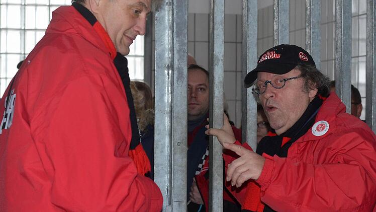 Die Besucher der Live-Tour im Nürnberger Stadion genießen die besondere Atmosphäre unmittelbar vor dem Anpiff. Foto: Nikolas Pelke