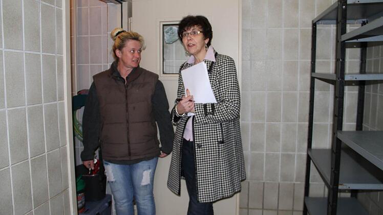 Tierheimleiterin Caroline Hetzel-Farr (li.) zeigt der heimischen Landtagsabgeordneten und tierschutzpolitischen Sprecherin der SPD-Landtagsfraktion, Susann Biedefeld (re.) die beengte Raumsituation der bestehenden Quarantäne-Station.
