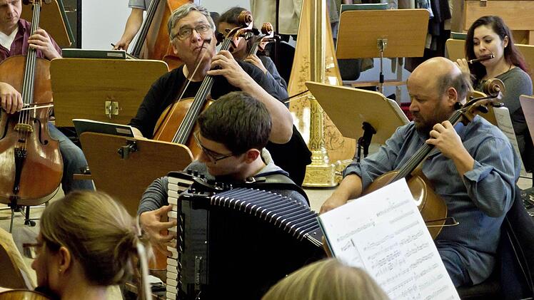 Impressionen von der Probenarbeit für das Mitmachkonzert des Landestheaters.Foto: Jochen Berger