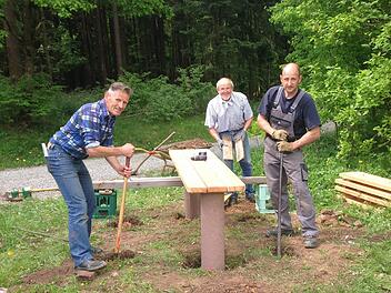 Die fleißigen Arbeiter waren (von links) Claus Kleinhenz, Pius Bühner und Bernhard Holzheimer. Foto: Marion Eckert