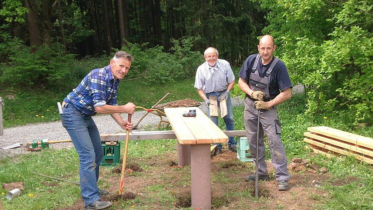 Die fleißigen Arbeiter waren (von links) Claus Kleinhenz, Pius Bühner und Bernhard Holzheimer. Foto: Marion Eckert