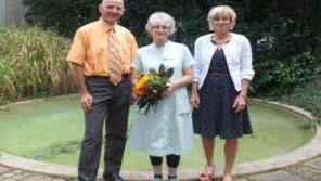 Thorn Plöger (Verwaltungsleiter, links) und Anette Schaden (Personalleiterin, rechts) verabschiedeten Sonja Weingärtner in den Ruhestand.  Foto: Christina Günzel