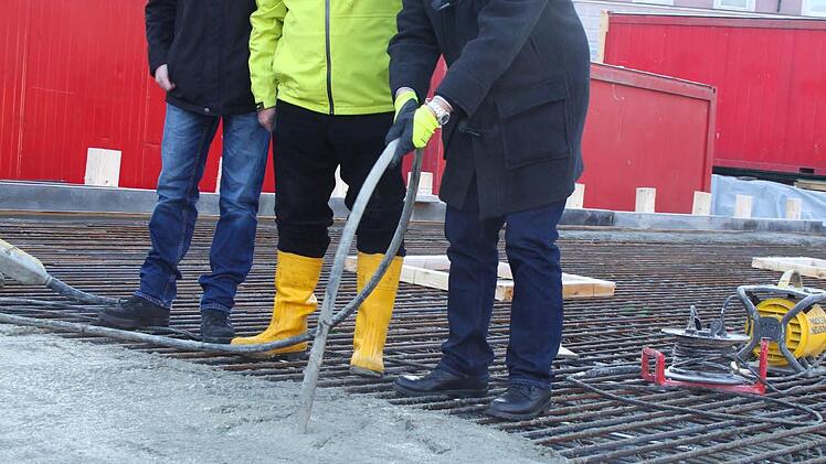 Auch OB Henry Schramm betoniert mit. Mit im Bild Bauunternehmer Alois Dechant (Mitte) und Stadtrat Torsten Grampp. Foto: Jürgen Gärtner