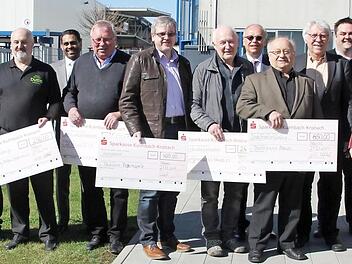 Die Vertreter der Neuseser Vereine freuten sich über die Spenden.  Foto: Veronika Schadeck