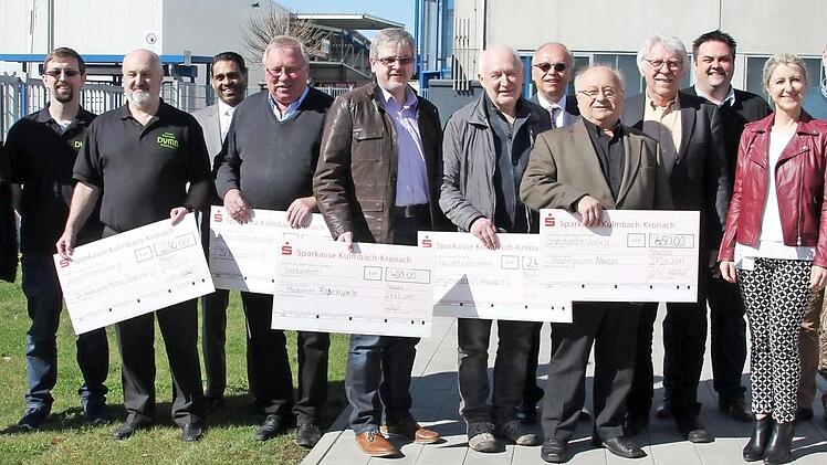 Die Vertreter der Neuseser Vereine freuten sich über die Spenden.  Foto: Veronika Schadeck