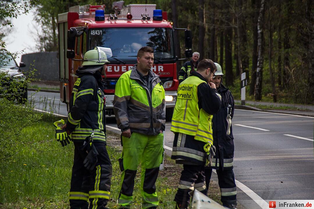 Unfall: Auto gerät bei Beutelsdorf auf Gegenfahrbahn und streift einen Traktor