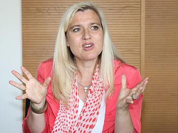 Gesundheitsministerin Melanie Huml informierte sich in Kulmbach über die Arbeit der oberfränkischen Koordinierenden Kinderschutzstellen. Sie möchte die Netzwerke stärken und ausbauen. Foto: Dagmar Besand