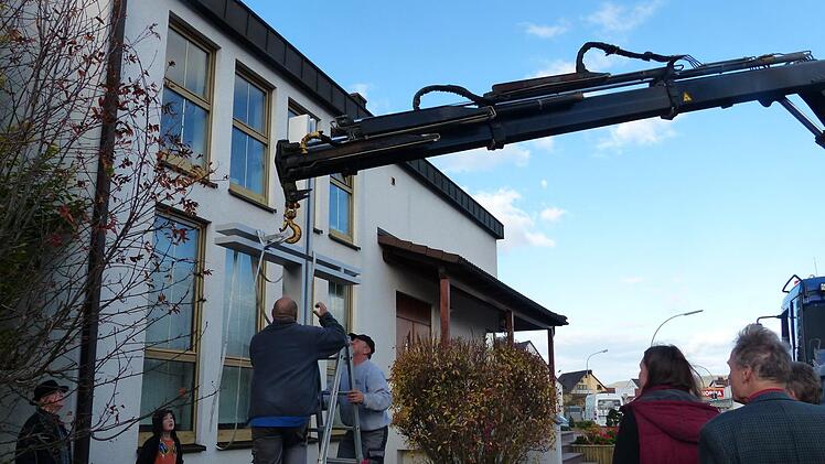 Mit einem Kran wird das Kreuz aus Aluminium vorsichtig aufgestellt.Pauline Lindner