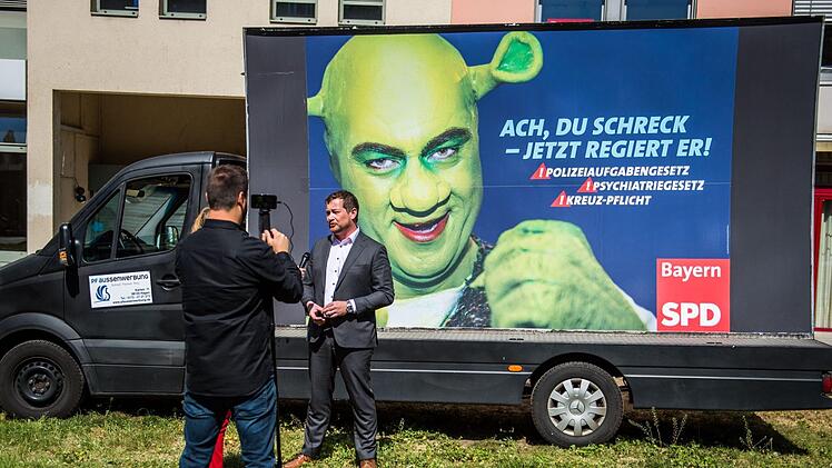 M&uuml;nchen: Uli Gr&ouml;tsch (SPD), Generalsekret&auml;r der bayerischen SPD, stellt das erste Wahlplakat der Bayern SPD f&uuml;r die kommende Landtagswahl vor. In Bayern wird am 14.Oktober ein neuer Landtag gew&auml;hlt. Foto: Lino Mirgeler/dpa