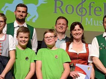 Ehrungen bei den Roßfelder Musikanten (von links): Alexander Schunk, Pascal Büschel, Marie Löhnert, Rene Zeidler, Fabian Krämer, Tim Brückner, Bürgermeister Tobias Ehrlicher, Andrea Büschel, Stefan Schunk, Harald Höhn, Norbert Oppel, Stephanie Kramer Fotos: Silke Hofmann