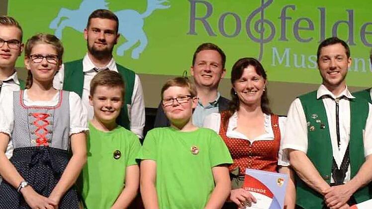 Ehrungen bei den Roßfelder Musikanten (von links): Alexander Schunk, Pascal Büschel, Marie Löhnert, Rene Zeidler, Fabian Krämer, Tim Brückner, Bürgermeister Tobias Ehrlicher, Andrea Büschel, Stefan Schunk, Harald Höhn, Norbert Oppel, Stephanie Kramer Fotos: Silke Hofmann