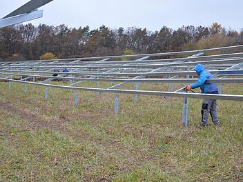 Gerade werden die Ständer montiert, auf die in den kommenden Wochen die Photovoltaikmodule aufgesetzt werden.Rainer Lutz