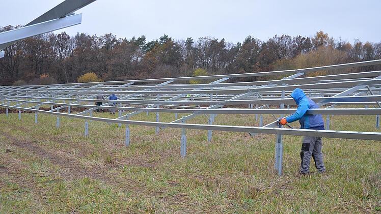 Gerade werden die Ständer montiert, auf die in den kommenden Wochen die Photovoltaikmodule aufgesetzt werden.Rainer Lutz