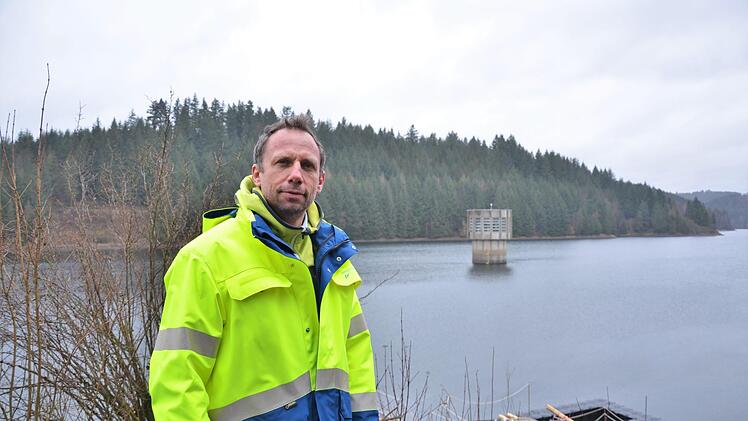 Bayerns Umweltminister Thorsten Glauber ließ die Einsatzkräfte in Mauthaus - trotz Schmuddelwetters - nicht im Regen stehen und stattete der Ködeltalsperre einen Besuch ab.  Fotos: Sandra Hackenberg