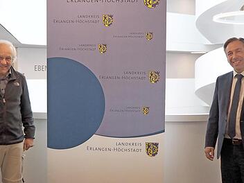 Mit Abstand verabschiedet Landrat Alexander Tritthart Tiefbaumitarbeiter Bernhard Richter (links). Foto: privat