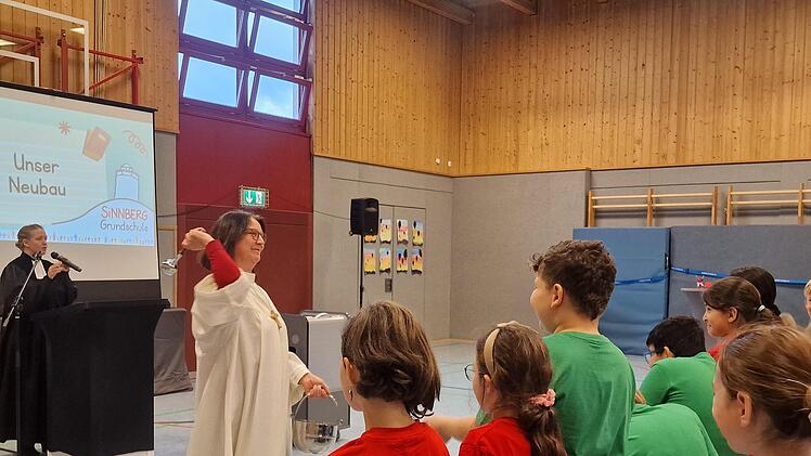 Segnung der erweiterten Sinnberg-Grundschule durch Gemeindereferentin Regina Bühner und Pfarrerin Dorothea  Greder.