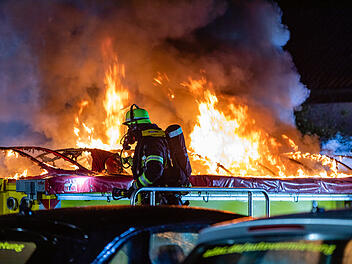 E-Auto zum zweiten Mal in Flammen: Spezial-Container verhindert Schlimmeres E-Auto zum zweiten Mal in Flammen: Spezial-Container verhindert Schlimmeres