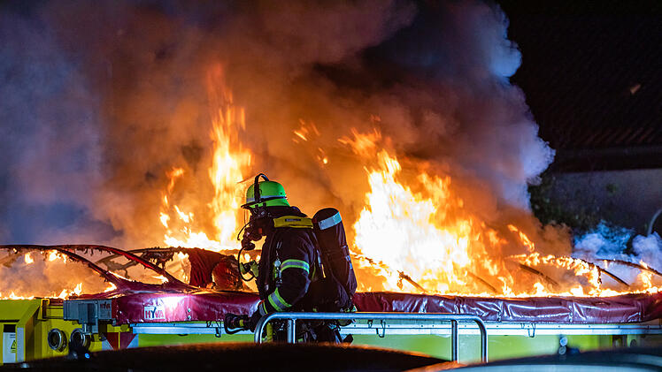 E-Auto zum zweiten Mal in Flammen: Spezial-Container verhindert Schlimmeres