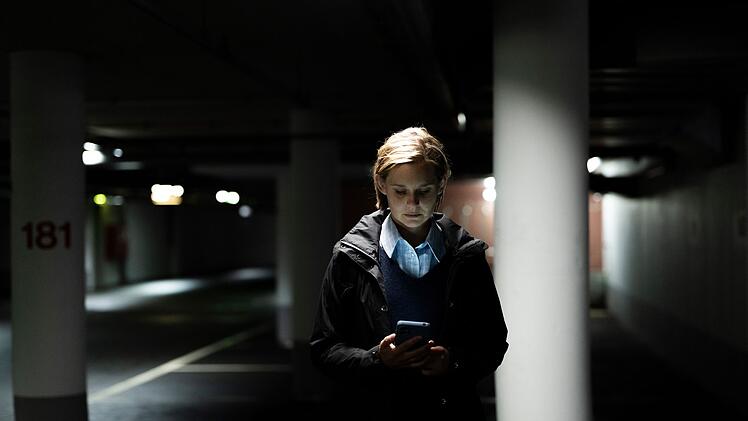 Andrea Hofer (Nadja Bobyleva) arbeitet als Gutachterin und untersuchte den Brand und seine Ursachen von damals. Kann sie den Ermittlern weiterhelfen?