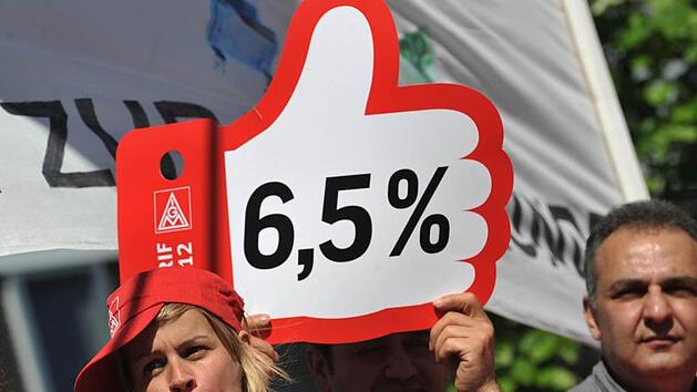 Mitarbeiter des Fahrzeugherstellers MAN nehmen am Mittwoch (02.05.2012) an einer Protestaktion im Rahmen von Warnstreiks der IG Metall im MAN-Werk in München (Oberbayern) teil.  Foto: Andreas Gebert dpa