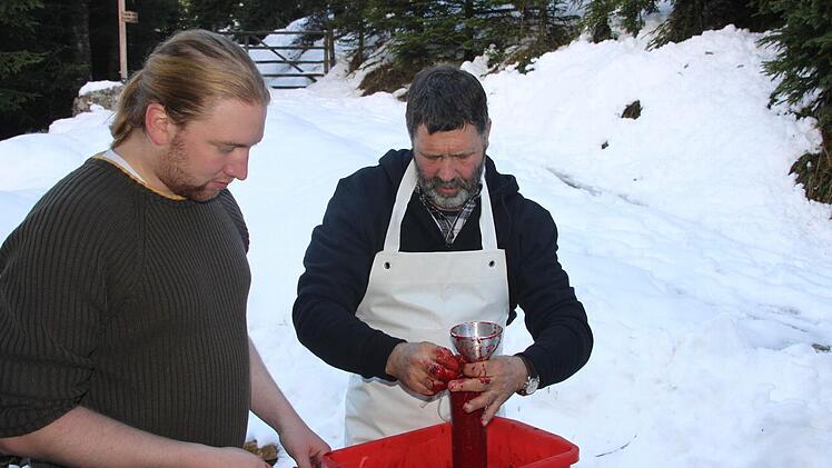 Stefan Plott und Thomas Bittner, das südtiroler Mitglied des Vereins: Auf einer 300 Jahre alten Berghütte wurde im Schnee die fränkische Sau zu guter Blutwurst verarbeitet. Foto: privat
