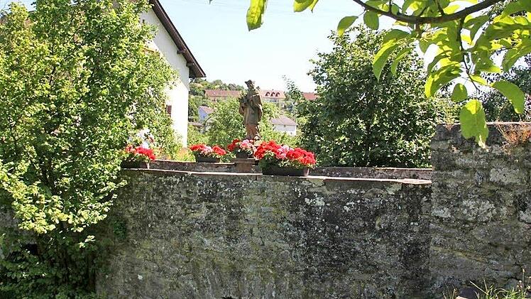 Der Brückenzugang ist noch erhalten Fotos: Gerd Schaar