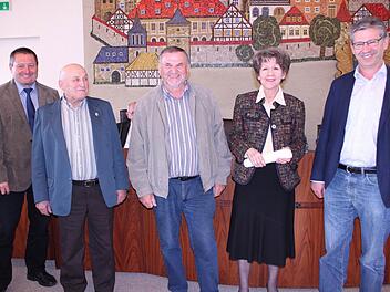 Auch für die Ortssprecher endete ihre Amtszeit. Bürgermeisterin Bianca Fischer verabschiedete deshalb (v.l.) Reinhold Schmidt (Roth), Konrad Schnapp (Mönchkröttendorf), Heinrich Scherer (Trieb, Degendorf) und Nikolaus Tremel (Rothmannsthal).