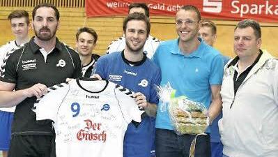 Torsten Dohnalek (mit Präsentkorb) bei seine Verabschiedung durch SG-Abteilungsleiter Robert Göpfert (rechts), Trainer Niels Greiner und Mannschaftsführer Daniel Metz (von links). Foto: Erich Bilek