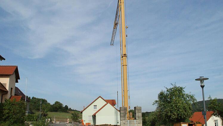 Intensiv gebaut wird im Siedlungsgebiet "Siebengüter" in Oberschleichach. Während vorne ein neues Haus entsteht, wird am Ende der derzeitigen Stichstraße (links im Bild) die Erschließung des zweiten Bauabschnittes angebunden. Die ersten Bauplätze im Erweiterungsgebiet wurden bereits verkauft. Foto: sw