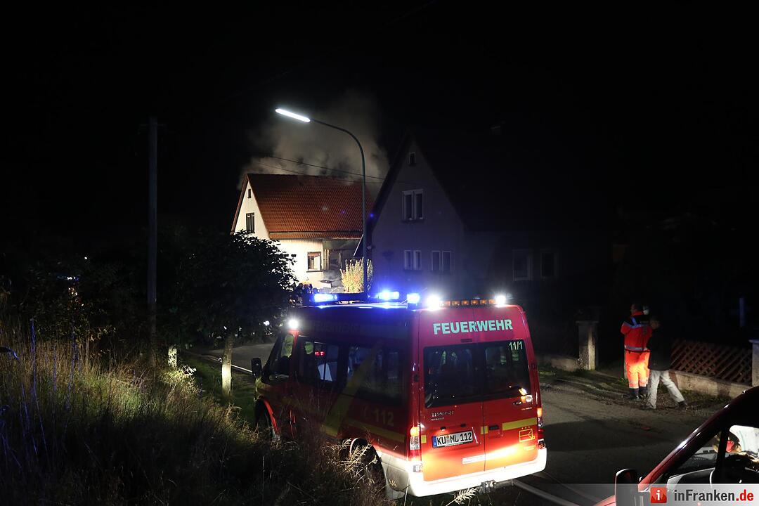 Brennender Pkw greift auf Wohnhaus ueber - Dachstuhlbrand