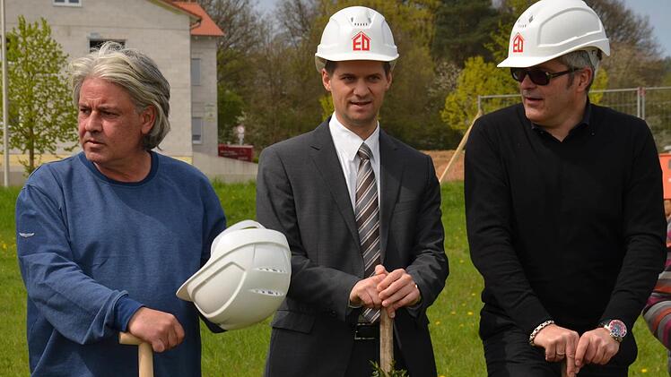 Nach dem symbolischen Spatenstich: (von links) Unternehmer Guido Schenk, Bankvertreter Johannes Leber und Architekt Matthias Knab.