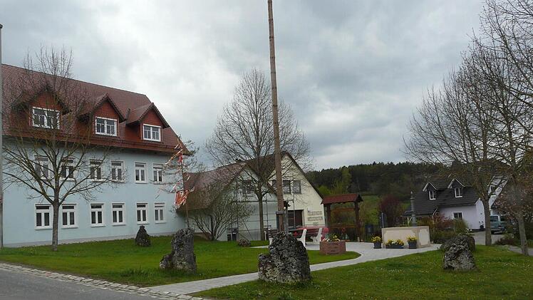 Der neu gestaltete Dorfplatz von Wüstenstein Foto: Paul Pöhlmann