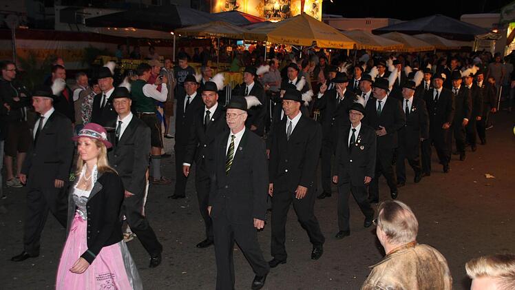 Die Schützen beim Umzug um die Hofwiese Foto: Friedwald Schedel