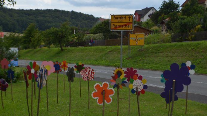 Blumengruß für die Besucher Ramsthals. Diese bemalten Blüten sind im ganzen Dorf verteilt. Foto: Andreas Lomb