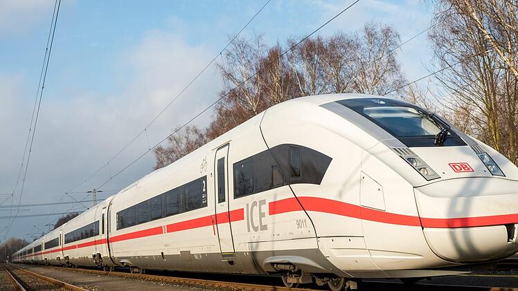 Mit dem ICE ist am Freitag eine Coburger Delegation nach Berlin gereist - abends geht's dann wieder zur&uuml;ck.Foto: Daniel Bockwoldt/dpa