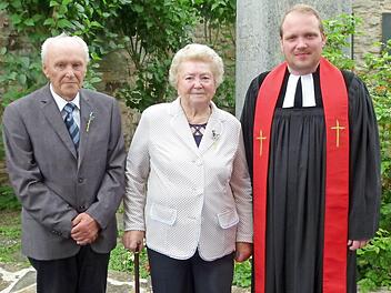 Helmut Teufel und Babette Jungkunz (beide aus Neuenmarkt) gingen vor 75 Jahren erstmals zum Tisch des Herrn. Sie feierten mit Pfarrer Martin Fleischmann Kronjuwel-Konfirmation.