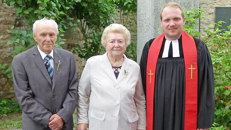 Helmut Teufel und Babette Jungkunz (beide aus Neuenmarkt) gingen vor 75 Jahren erstmals zum Tisch des Herrn. Sie feierten mit Pfarrer Martin Fleischmann Kronjuwel-Konfirmation.