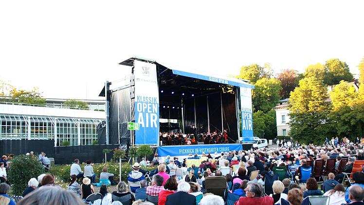 Tausende von Zuhörern bejubelten das Philharmonische Orchester des Landestheaters Coburg unter Leitung von Roland Kluttig  beim Klassik-Open-Air im Rosengarten.Foto: Jochen Berger