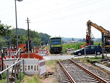 Der Bahnübergang Wiesenthau ist derzeit eine Großbaustelle.  Foto: Andreas Oswald