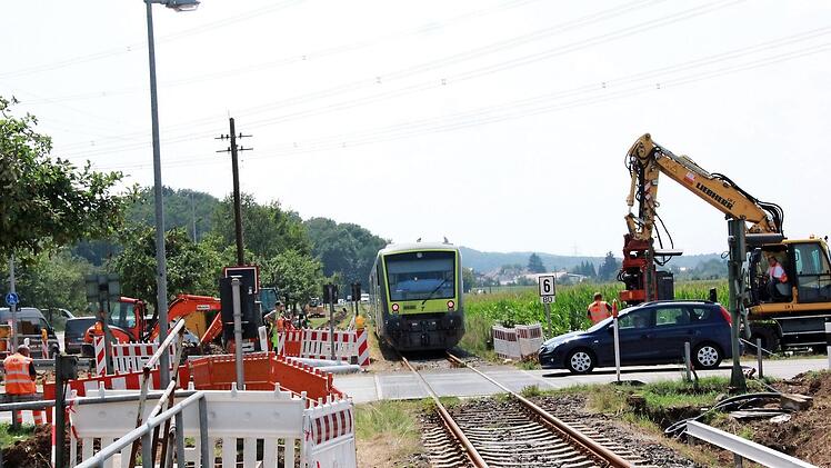 Der Bahnübergang Wiesenthau ist derzeit eine Großbaustelle.  Foto: Andreas Oswald