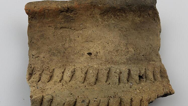 Die bronzezeitlichen Menschen haben ihre Tongefässe gerne mit Kammstichmustern versehen. Eines der Artefakte aus der Erlacher Fundgrube.  Archäologistik Bamberg