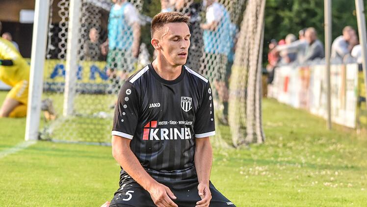 Den Sander Danny Schlereth, hier entgeistert nach einer verpassten Torchance, setzt ein Muskelfaserriss au&szlig;er Gefecht. Foto: Ryan Evans