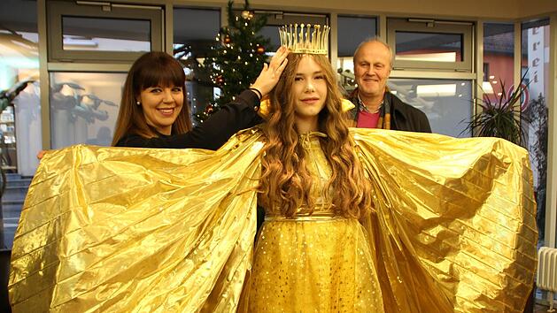 Jessica Essler (links) setzt dem neuen H&ouml;chstadter Christkind Antonia Hubert die Krone auf. B&uuml;rgermeister Gerald Brehm freut sich schon auf den ersten gemeinsamen Auftritt zur Weihnachtsmarkt-Er&ouml;ffnung am 6. Dezember.  Foto: Andreas Dorsch