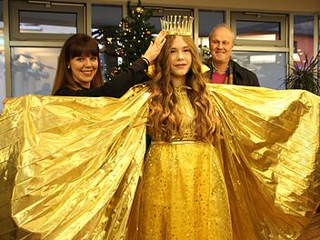 Jessica Essler (links) setzt dem neuen Höchstadter Christkind Antonia Hubert die Krone auf. Bürgermeister Gerald Brehm freut sich schon auf den ersten gemeinsamen Auftritt zur Weihnachtsmarkt-Eröffnung am 6. Dezember.  Foto: Andreas Dorsch
