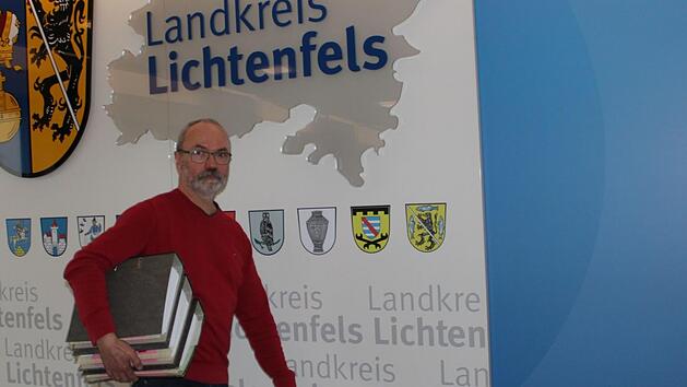 Eine Wahl, drei volle Aktenordner: Georg Herold, Sachgebietsleiter Kommunales am Landratsamt Lichtenfels, geht gut vorbereitet in die Sitzung des Wahlausschusses.