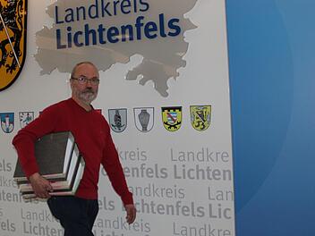 Eine Wahl, drei volle Aktenordner: Georg Herold, Sachgebietsleiter Kommunales am Landratsamt Lichtenfels, geht gut vorbereitet in die Sitzung des Wahlausschusses.