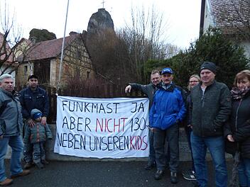 Die Initiatoren  der Bürgerinitiative vor ihrem ersten Protesttransparent   (v. l.):  Ludwig Roppelt, Bernd Linsner, Ralf  Fahner, Ludwig Endres, Siegfried Stenglein, Carmen Neuner, Fritz Völkel und   Karoline Völkel Foto: Thomas Weichert