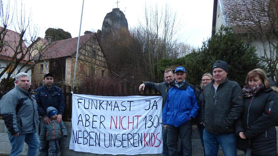 Die Initiatoren  der Bürgerinitiative vor ihrem ersten Protesttransparent   (v. l.):  Ludwig Roppelt, Bernd Linsner, Ralf  Fahner, Ludwig Endres, Siegfried Stenglein, Carmen Neuner, Fritz Völkel und   Karoline Völkel Foto: Thomas Weichert